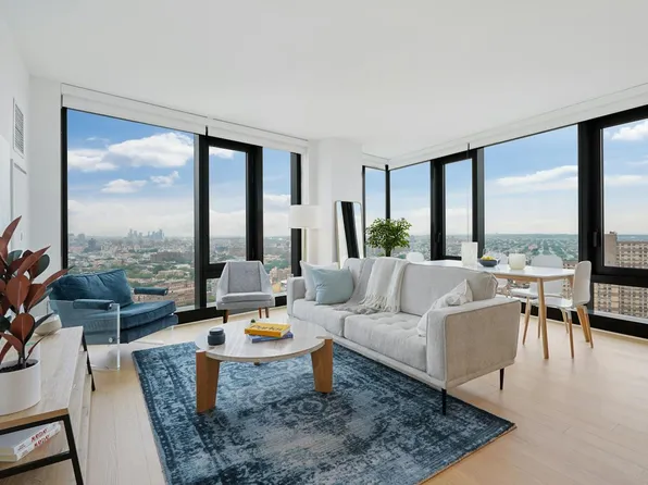 18 Sixth Avenue image 1 of 27