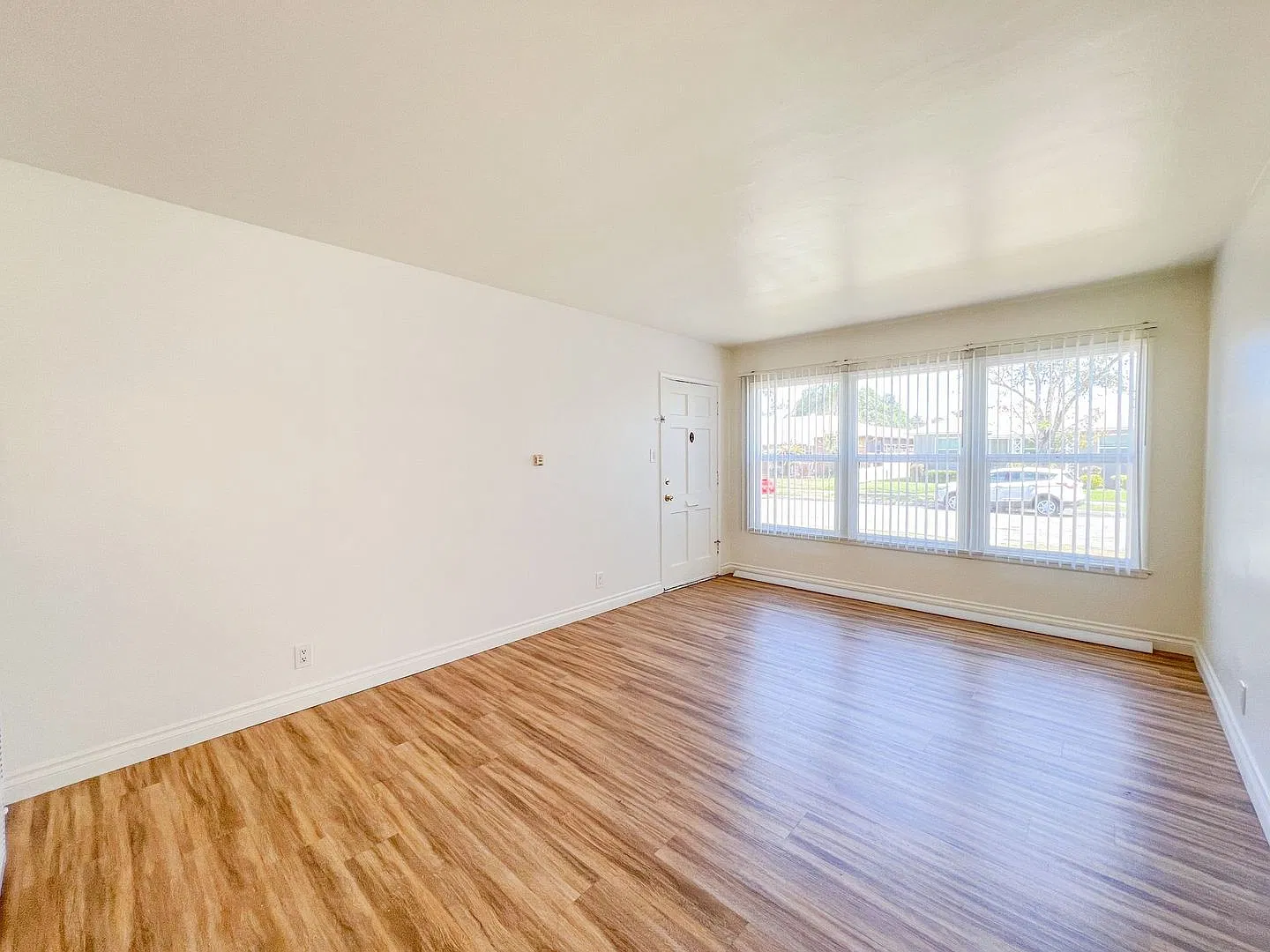 Long Beach 3 Bedroom 1.5 Bath House - 2 Car Garage - Large Yard - Huge Bonus Room! — Photo 3