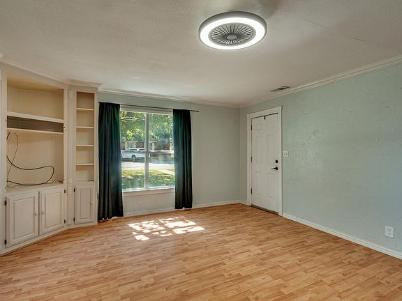 3rd image of 810 W Bois D Arc St