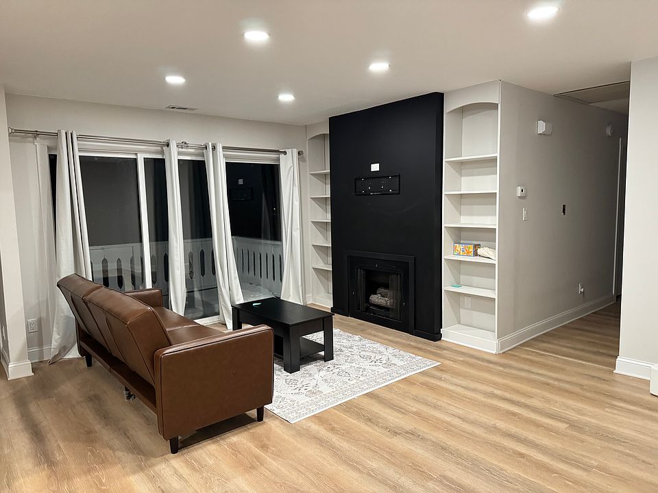 1st image of 2121 Dogwood Ln #1