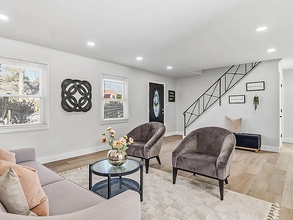 3rd image of 5 Hamilton Ln