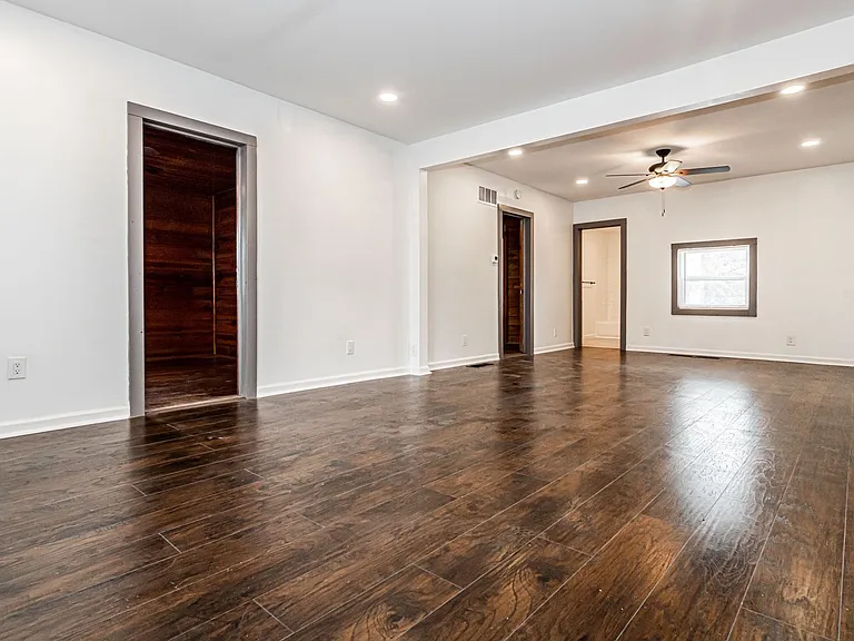 214 W Walnut St — Photo 4