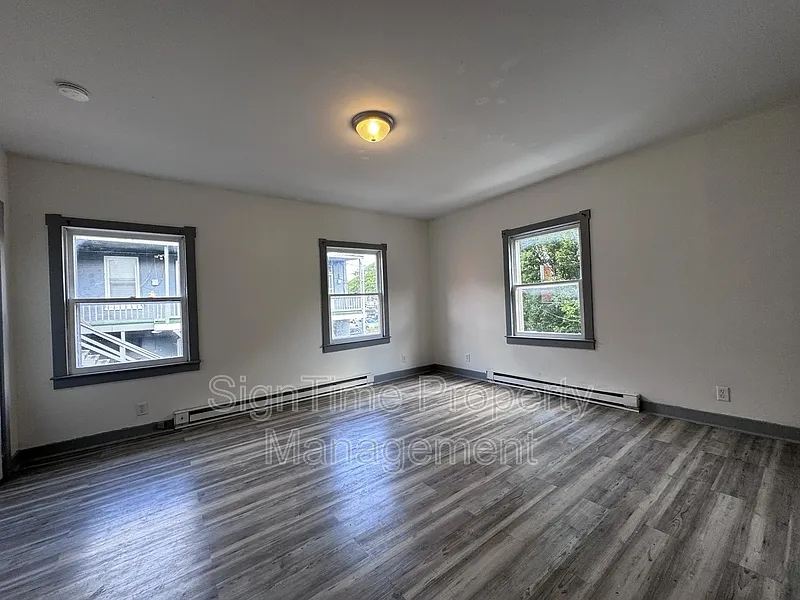 2 bed, 1.0 bath, 700 sqft, $950 — Photo 1