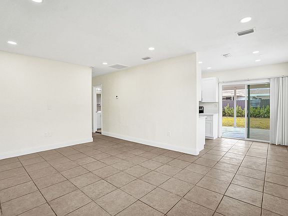 5th image of 700 N 70th Ave