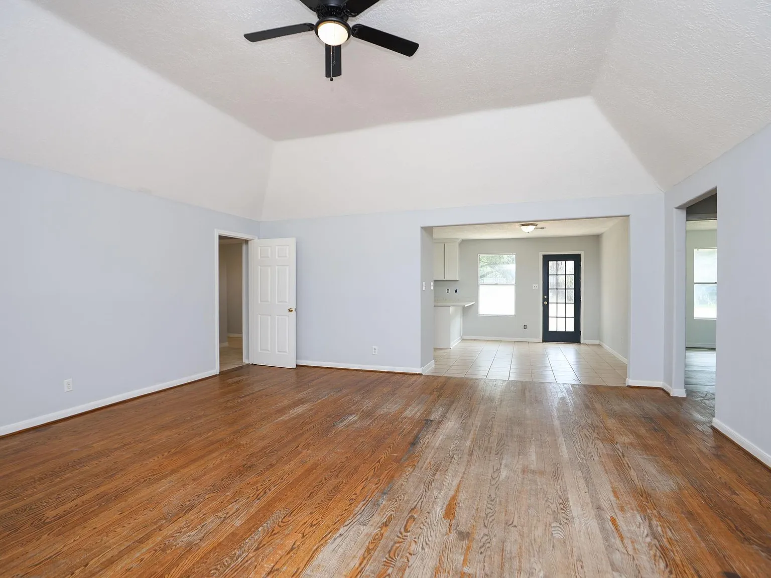3 bed, 2.0 bath, 1556 sqft, $3,000 — Photo 2