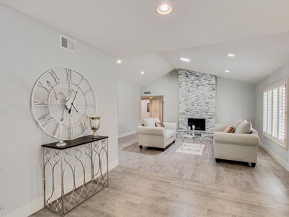 ENTRY TO FORMAL LIVING
