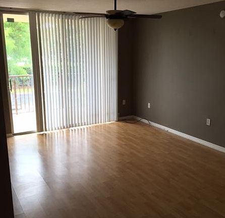 4th image of 909 Villa Cir