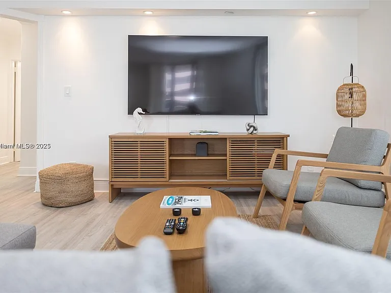 5161 Collins Ave #812 — Photo 37