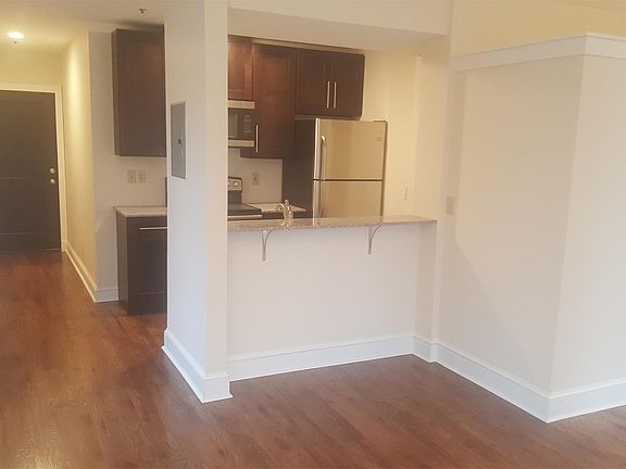 4th image of 1003 Capitol St