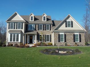 1090 Woodberry Dr, Mountain Top, PA 18707