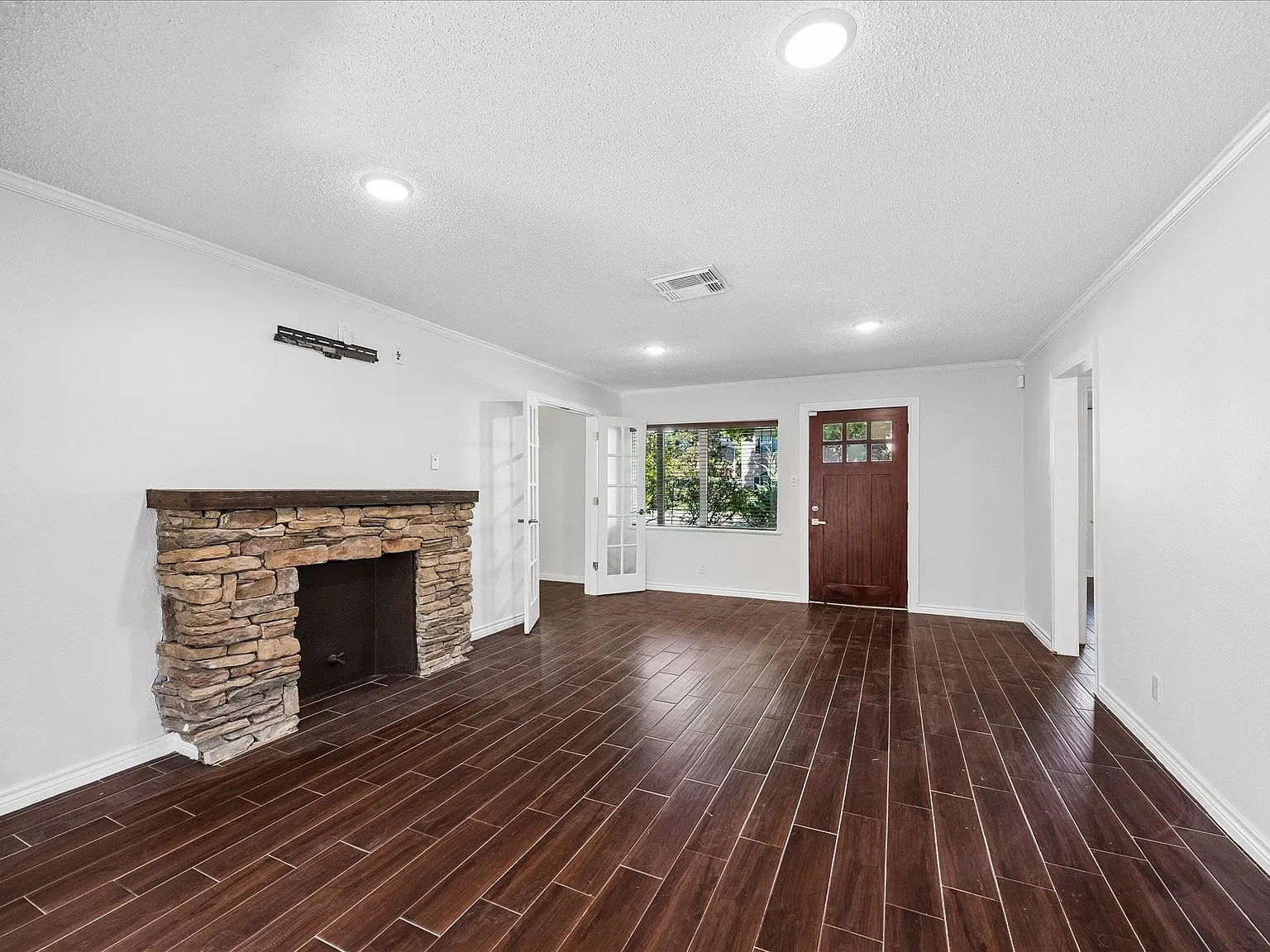 3 bed, 1.0 bath, 1383 sqft, $2,495 — Photo 2