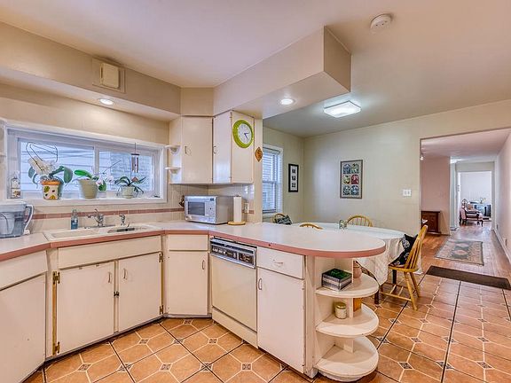 5th image of 6251 N Artesian Ave