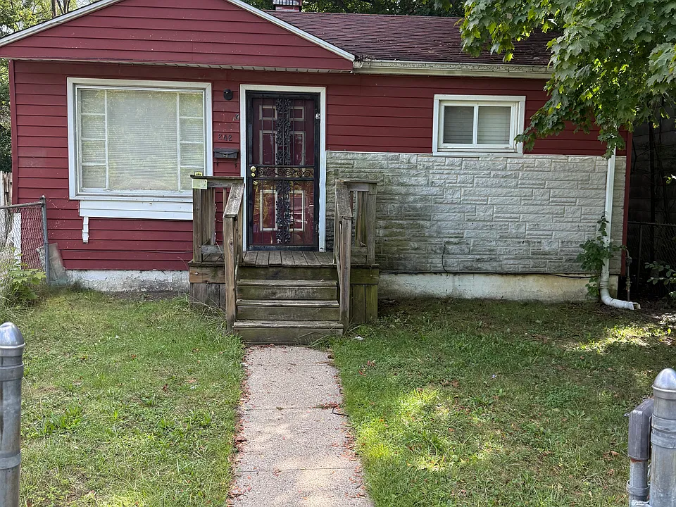 242 E Foss Ave
