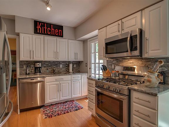 4th image of 6 Ladue Hills Dr