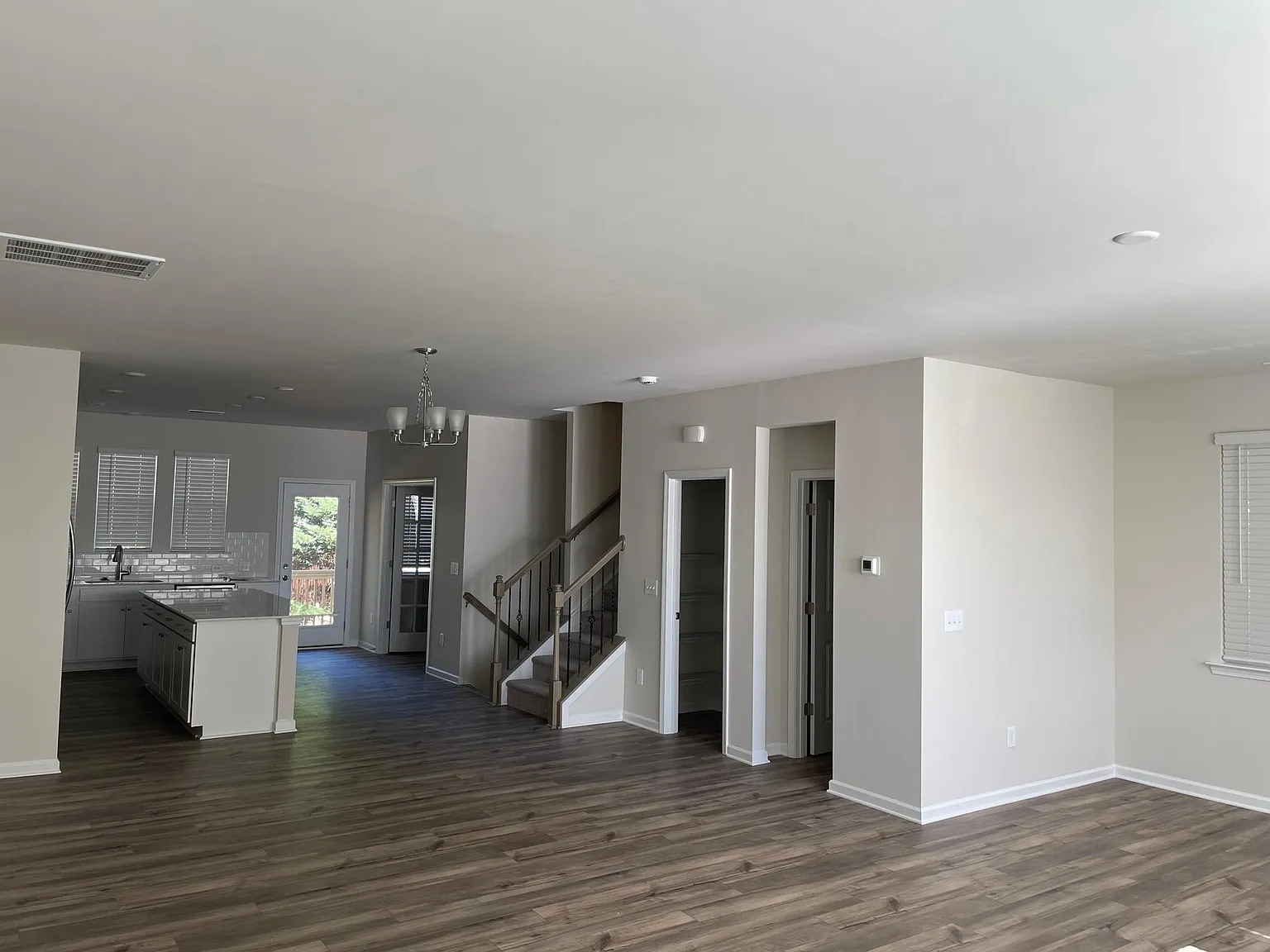 4 bed, 3.5 bath, 2512 sqft, $2,900 — Photo 4