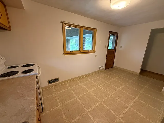 3 bed, 15 sqft, $2,000 — Photo 4