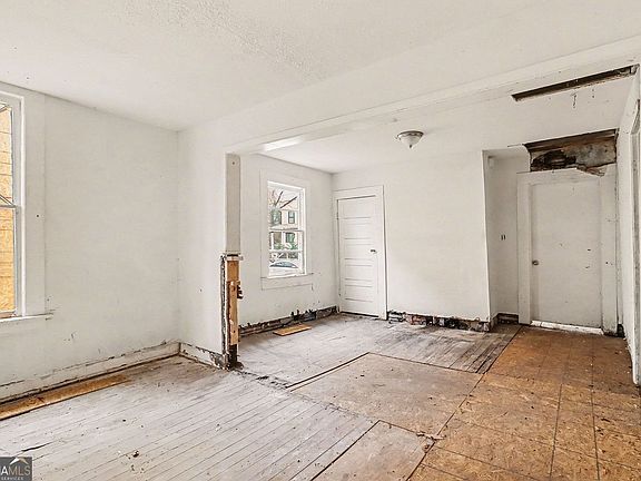 5th image of 923 Ira St SW