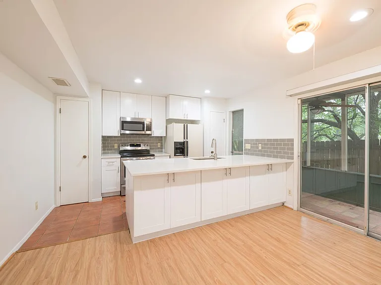 701 The High Rd #A — Photo 8