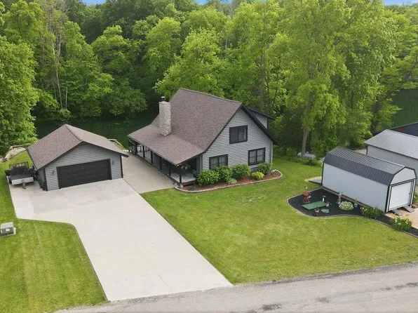 106 Orchard Dr, Denver, IA 50622