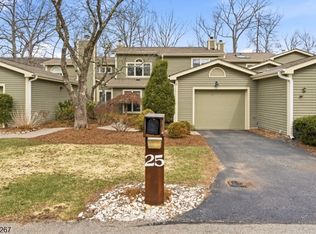 25 Stone Row Ln, Oak Ridge, NJ 07438