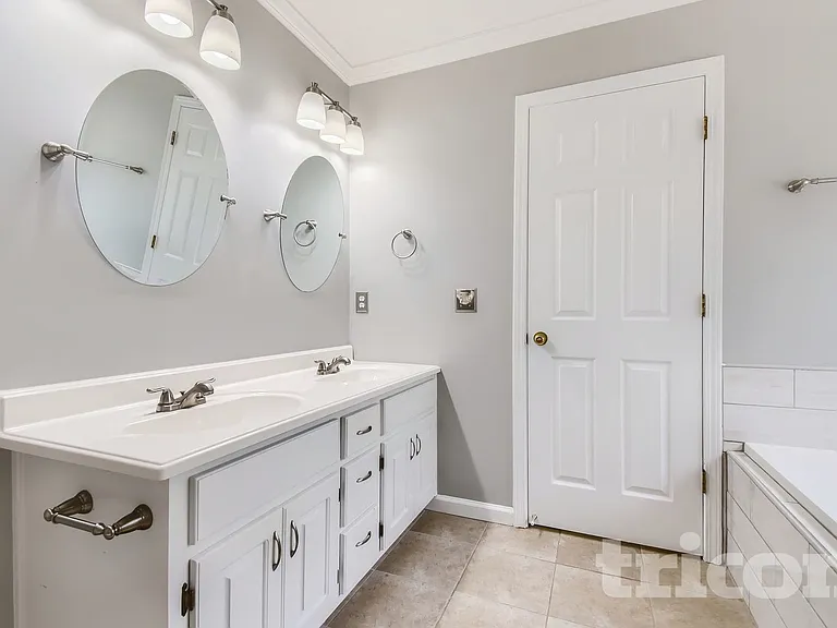 390 River Point Dr — Photo 13