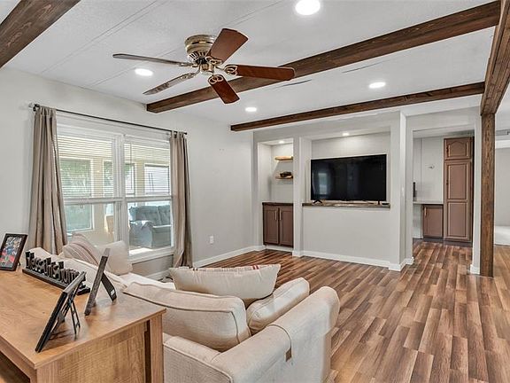 4th image of 521 Oak Rdg E