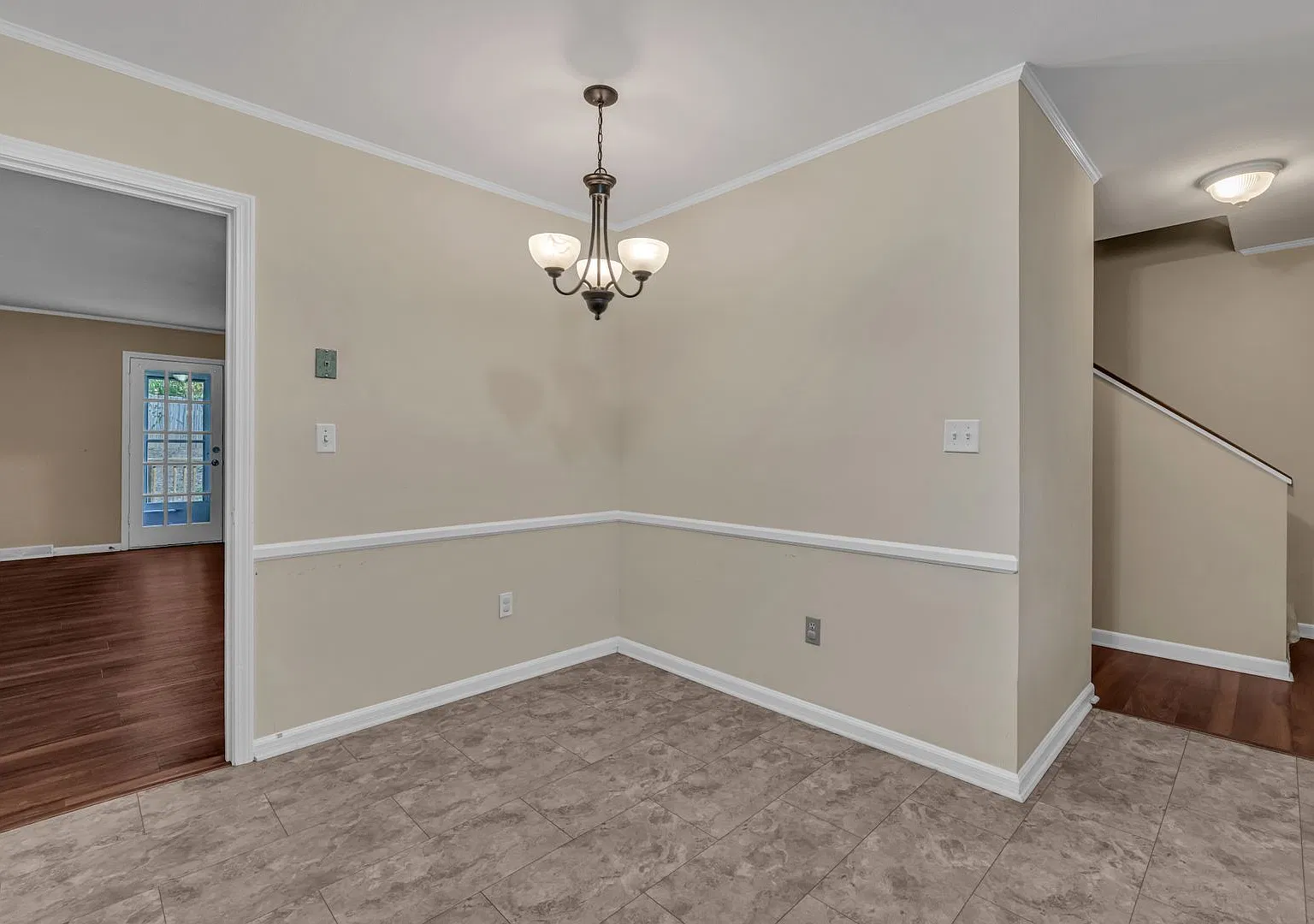 Beautiful 3-Bedroom Townhome in Taylors with Fenced Backyard — Photo 4