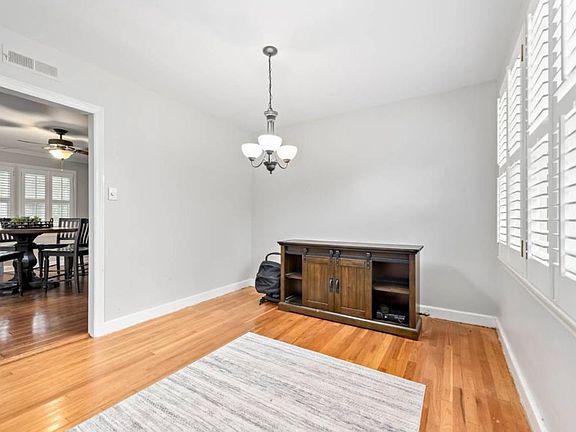 4th image of 303 Lakeview Dr