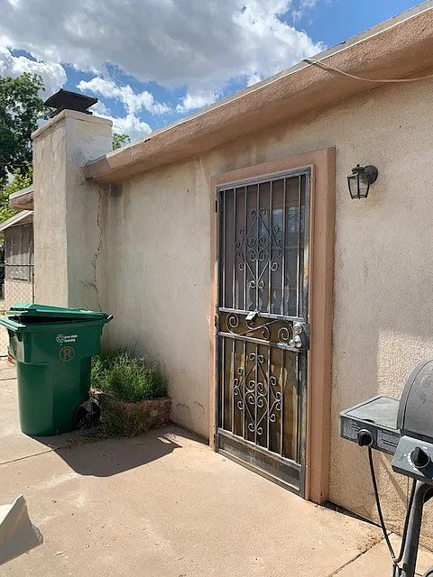 1 bedroom and a den/office 1 bath unit at a unique property in Mesa — Photo 1