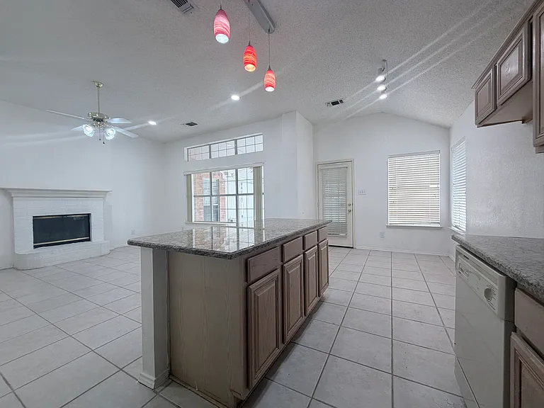 2207 Hickory Wood Trl — Photo 33