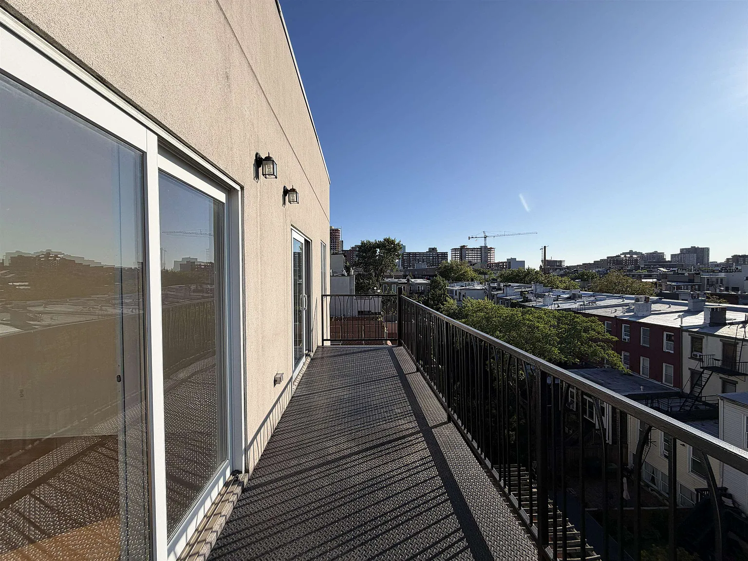 3 bed, 2.0 bath, 1136 sqft, $5,475 — Photo 4
