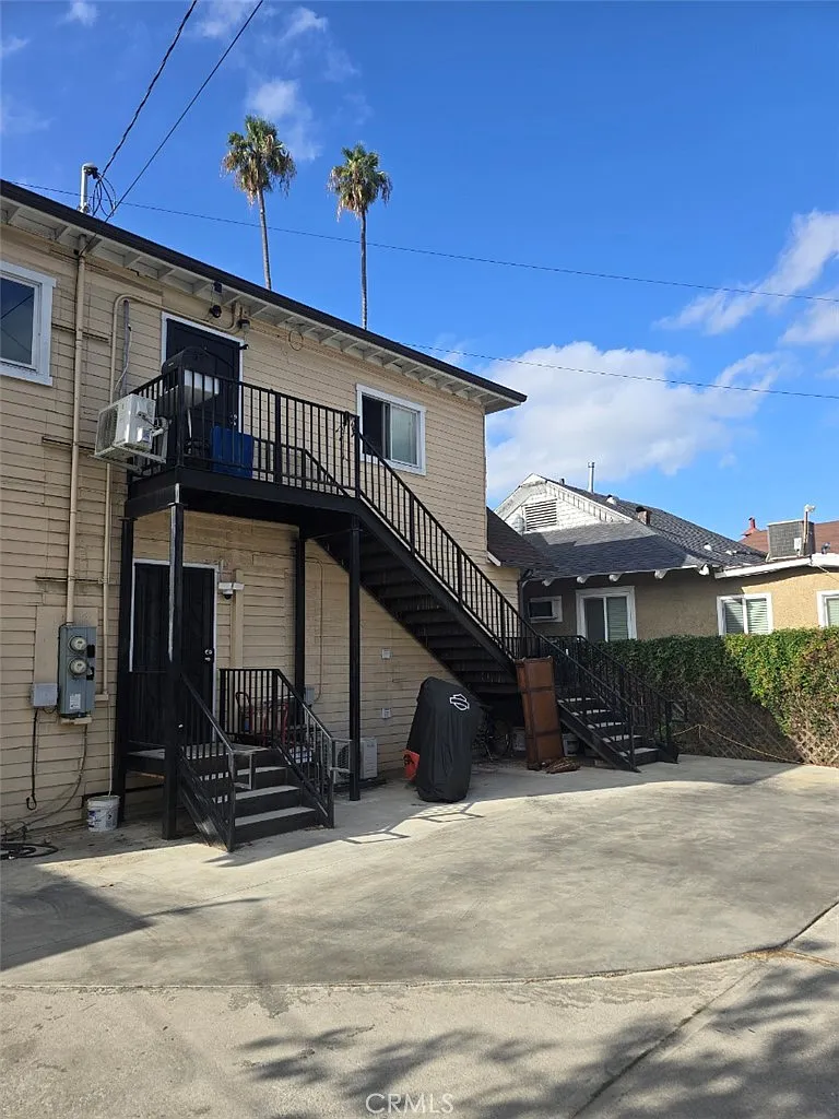 2 bed, 1.0 bath, 700 sqft, $2,400 — Photo 2