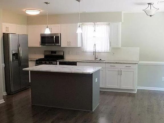 4th image of 215 Judith Cir
