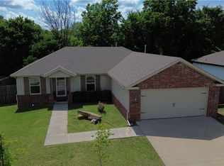 1640 Seattle Slew St, Prairie Grove, AR 72753