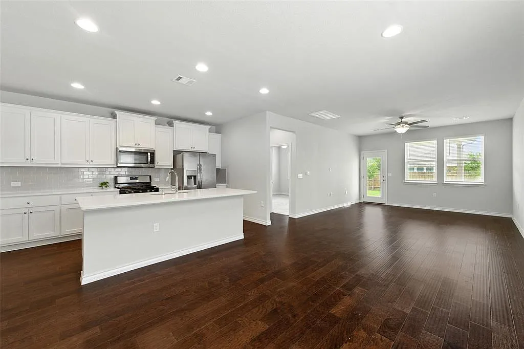3 bed, 2.5 bath, 1950 sqft, $2,250 — Photo 4