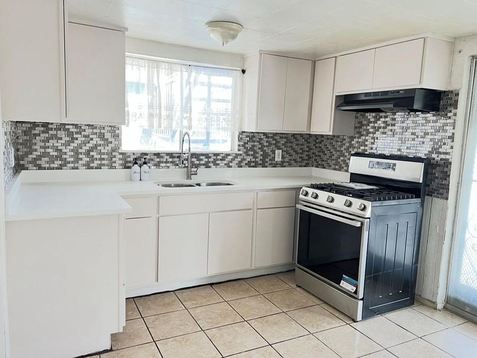 1st image of 517 Bataan Cir #1