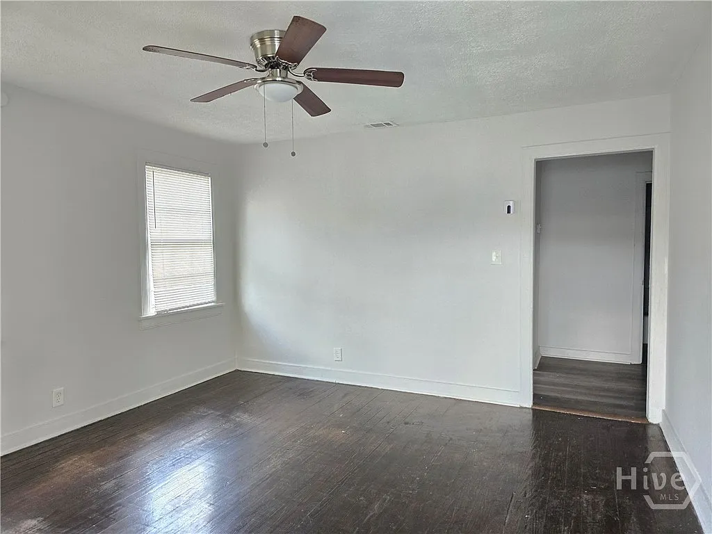 2 bed, 1.0 bath, 725 sqft, $1,400 — Photo 3