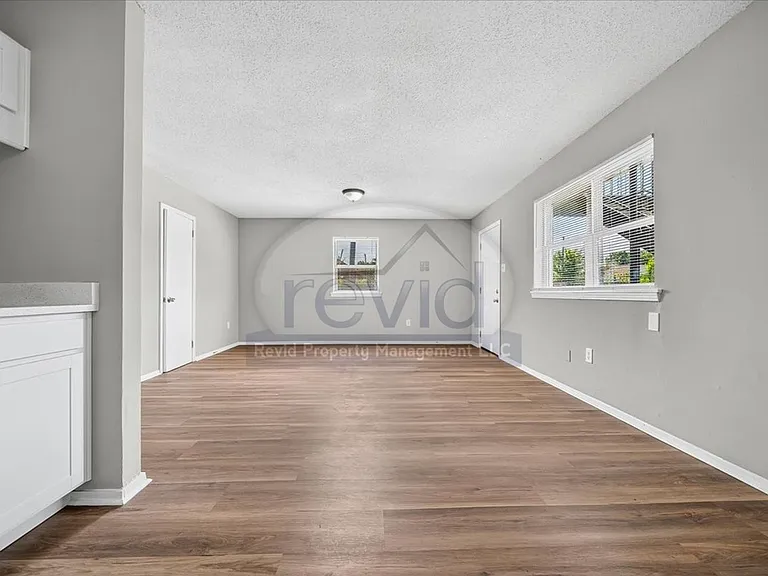 708 Hastings — Photo 40