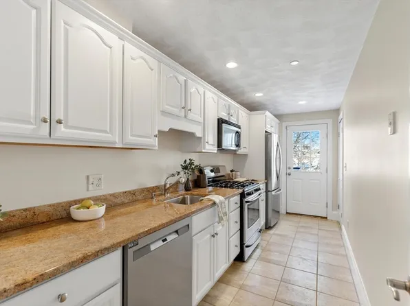 8 Common St APT 3, Stoneham, MA 02180