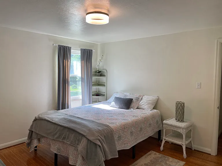 106 N Scott St — Photo 5