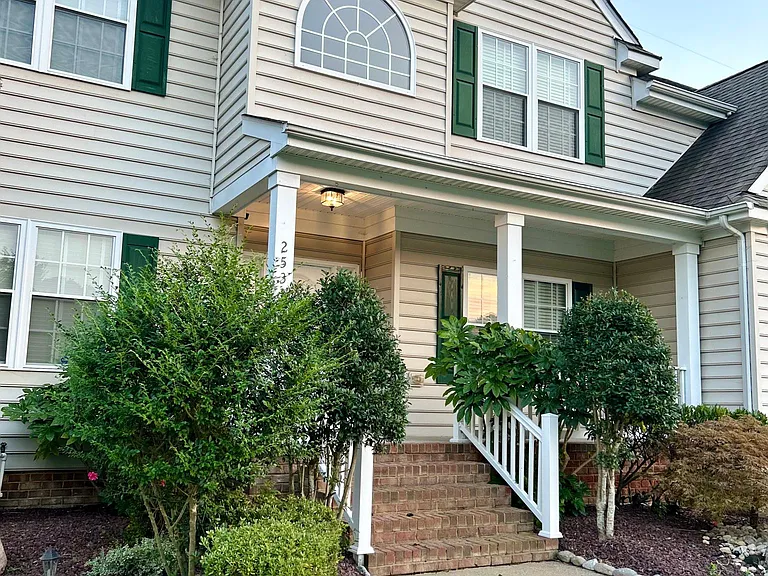 2533 Kentucky Derby Dr — Photo 2