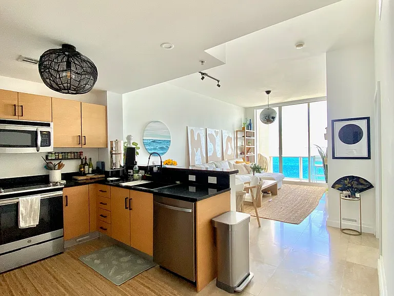 725 NE 22nd St #8D — Photo 4