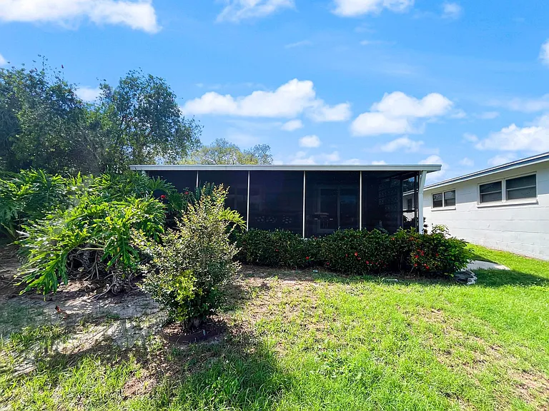 1031 Honeysuckle Rd — Photo 20