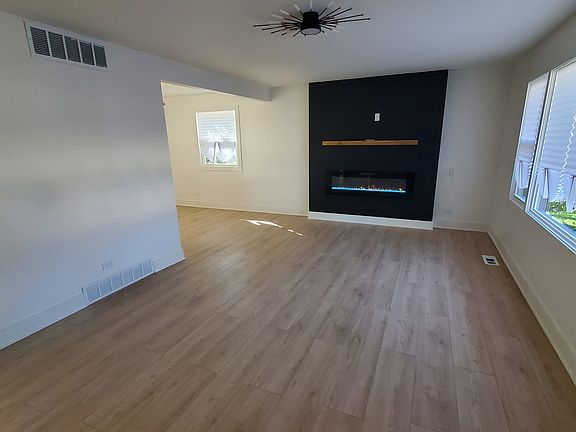 4th image of 1832 217th Pl