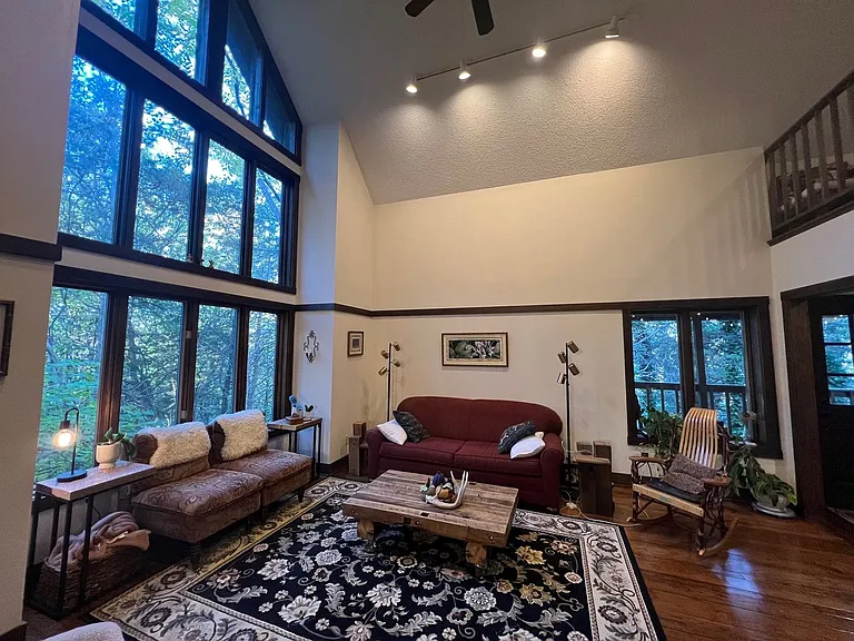 1160 Lincolnshire Dr — Photo 3
