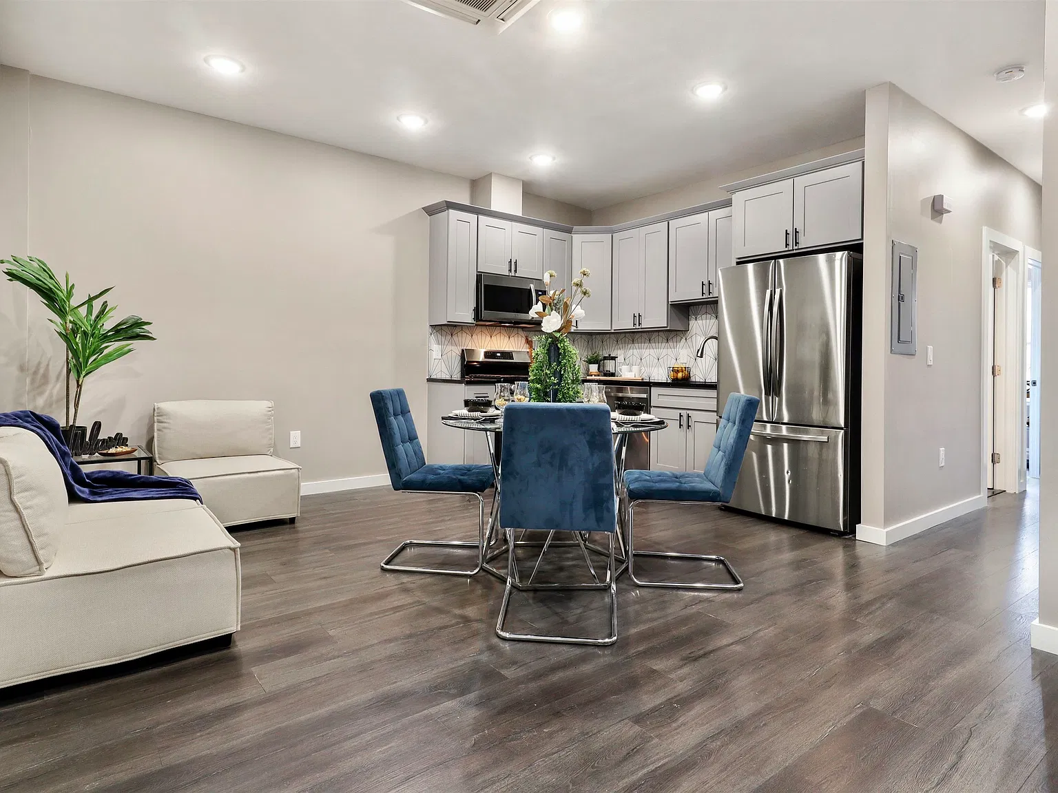 4 bed, 1900 sqft, $3,975 — Photo 4