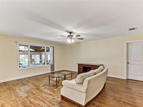 5th image of 17437 Elsinore Dr