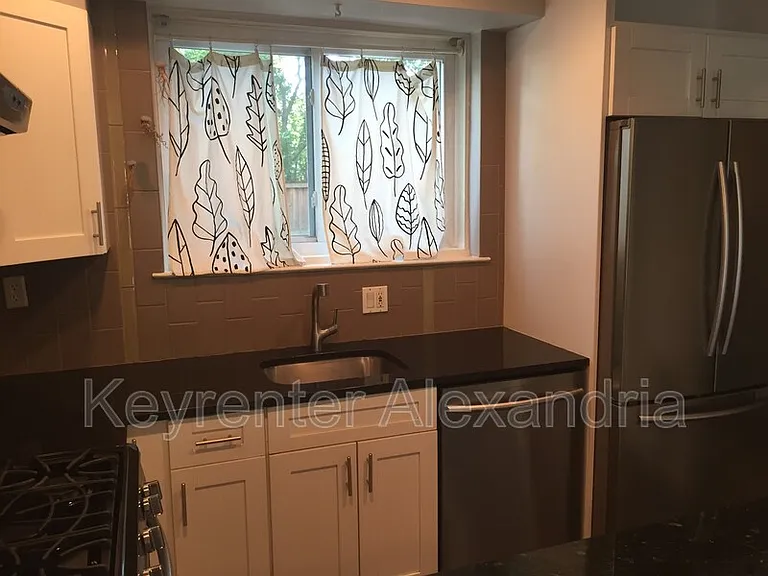 1610 Kenwood Ave — Photo 8