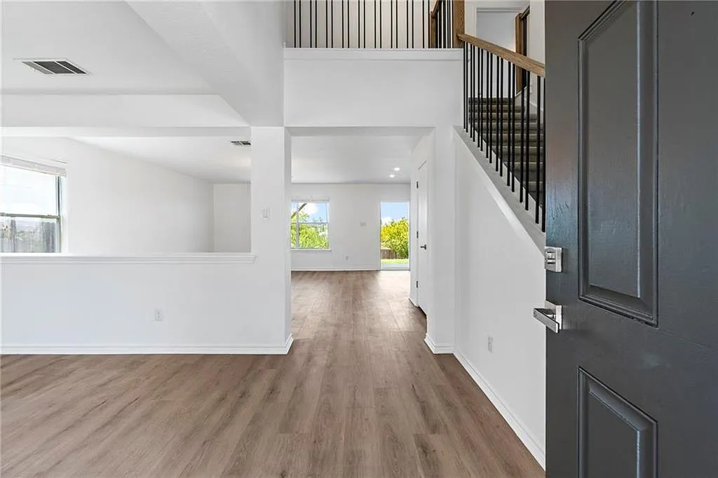 4 bed, 2.5 bath, 2101 sqft, $2,500 — Photo 3