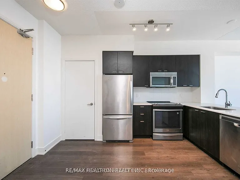 30 Roehampton Ave #1606 — Photo 3